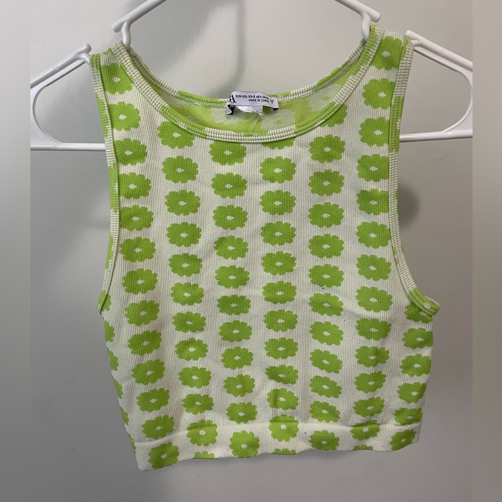 Green tank top crop